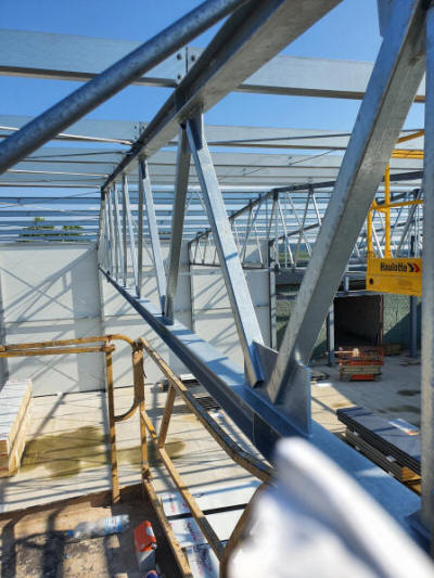 KLOCZEWIAK ماكينات التعبئة والتغليف أنظمة الأنفاق الماكينات الأوتوماتيكية متعددة الأغراض ماكينات اللحام الناقلات المصنعة في بولندا